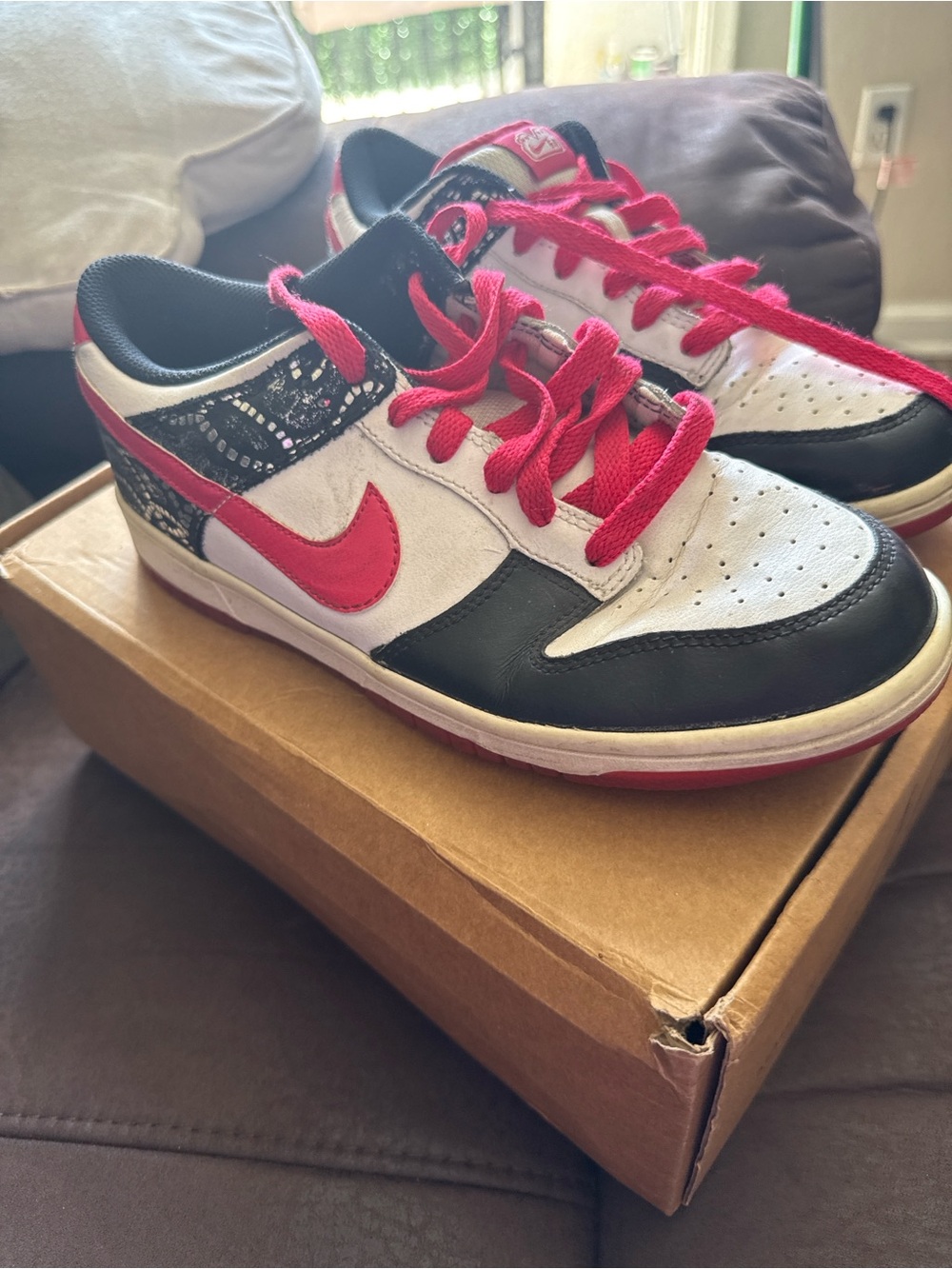 Nike Low-Top Sneakers in White, Black & hot pink